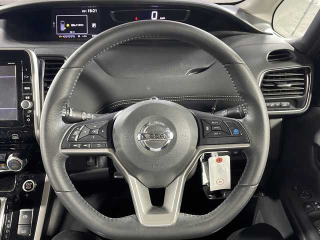 日産 セレナ ハイウェイスター Vセレクション 沖縄県 2017(平29)年 6.5万km 赤 県外仕入れ/禁煙車/純正９インチナビ/（CD／DVD／フルセグ／Bluetooth）/純正１１インチフリップダウン/プロパイロット/両側パワースライド/アラウンドビューモニター/バックカメラ/社外シートカバー/取扱説明書/ビルトインETC/ウィンカーミラー/クリアランスソナー