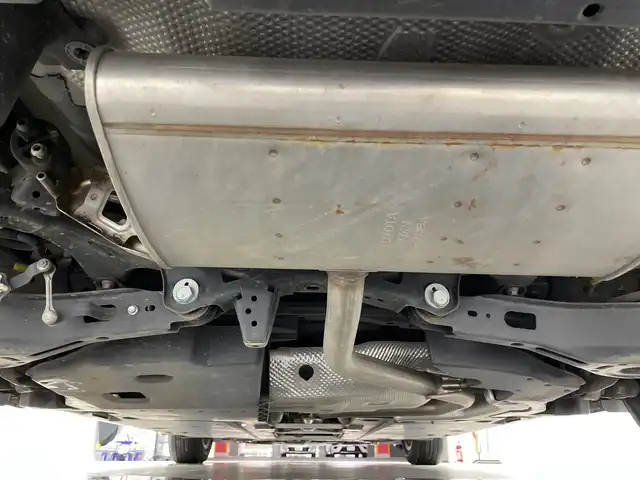 トヨタ プリウス A プレミアム 愛知県 2018(平30)年 7.4万km ホワイトパールクリスタルシャイン 純正９インチナビ(NSZT-Y66T)　/（フルセグTV/Ｂｌｕｅｔｏｏｔｈ/ＣＤ/ＤＶＤ）　/バックカメラ　/デジタルインナーミラー　/トヨタセーフティセンス/・プリクラッシュセーフティ/・レーダークルーズコントロール　/・レーンキープアシスト/・オートマチックハイビーム/・クリアランスソナー/パーキングアシスト/ブラインドスポットモニター/ヘッドアップディスプレイ/ＥＴＣ２．０/ドライブレコーダー　/レザーシート/パワーシート/シートヒーター/LEDヘッドライト/フロントフォグランプ/純正フロアマット/スマートキー/スペアキー有/プッシュスタート/純正15インチアルミホイール/横滑り防止装置/電動格納ミラー
