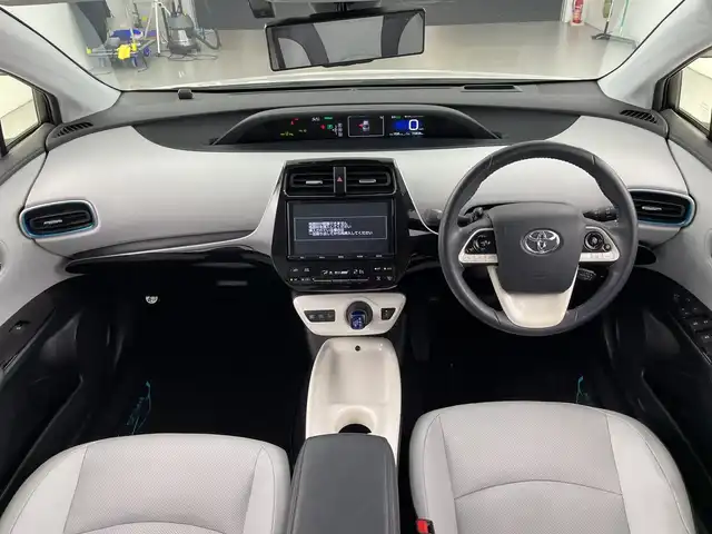 トヨタ プリウス A プレミアム 愛知県 2018(平30)年 7.4万km ホワイトパールクリスタルシャイン 純正９インチナビ(NSZT-Y66T)　/（フルセグTV/Ｂｌｕｅｔｏｏｔｈ/ＣＤ/ＤＶＤ）　/バックカメラ　/デジタルインナーミラー　/トヨタセーフティセンス/・プリクラッシュセーフティ/・レーダークルーズコントロール　/・レーンキープアシスト/・オートマチックハイビーム/・クリアランスソナー/パーキングアシスト/ブラインドスポットモニター/ヘッドアップディスプレイ/ＥＴＣ２．０/ドライブレコーダー　/レザーシート/パワーシート/シートヒーター/LEDヘッドライト/フロントフォグランプ/純正フロアマット/スマートキー/スペアキー有/プッシュスタート/純正15インチアルミホイール/横滑り防止装置/電動格納ミラー