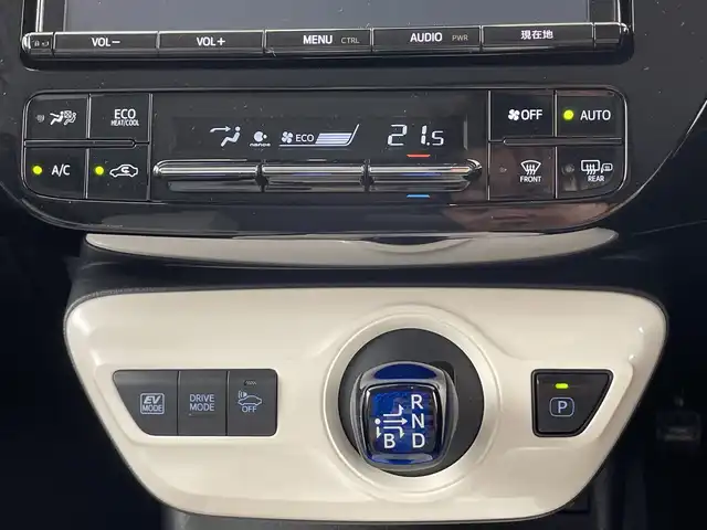 トヨタ プリウス A プレミアム 愛知県 2018(平30)年 7.4万km ホワイトパールクリスタルシャイン 純正９インチナビ(NSZT-Y66T)　/（フルセグTV/Ｂｌｕｅｔｏｏｔｈ/ＣＤ/ＤＶＤ）　/バックカメラ　/デジタルインナーミラー　/トヨタセーフティセンス/・プリクラッシュセーフティ/・レーダークルーズコントロール　/・レーンキープアシスト/・オートマチックハイビーム/・クリアランスソナー/パーキングアシスト/ブラインドスポットモニター/ヘッドアップディスプレイ/ＥＴＣ２．０/ドライブレコーダー　/レザーシート/パワーシート/シートヒーター/LEDヘッドライト/フロントフォグランプ/純正フロアマット/スマートキー/スペアキー有/プッシュスタート/純正15インチアルミホイール/横滑り防止装置/電動格納ミラー