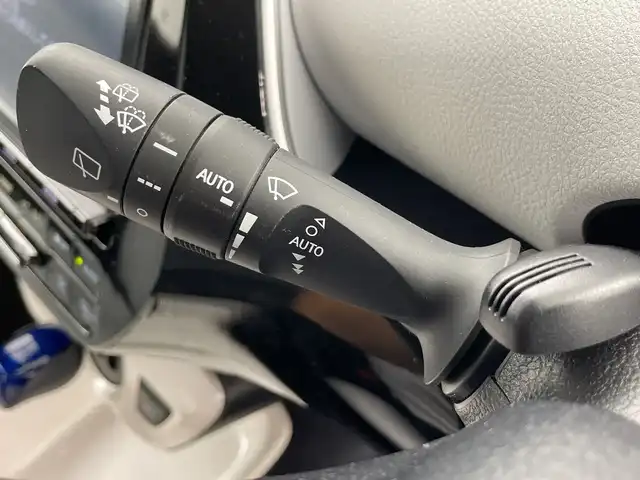 トヨタ プリウス A プレミアム 愛知県 2018(平30)年 7.4万km ホワイトパールクリスタルシャイン 純正９インチナビ(NSZT-Y66T)　/（フルセグTV/Ｂｌｕｅｔｏｏｔｈ/ＣＤ/ＤＶＤ）　/バックカメラ　/デジタルインナーミラー　/トヨタセーフティセンス/・プリクラッシュセーフティ/・レーダークルーズコントロール　/・レーンキープアシスト/・オートマチックハイビーム/・クリアランスソナー/パーキングアシスト/ブラインドスポットモニター/ヘッドアップディスプレイ/ＥＴＣ２．０/ドライブレコーダー　/レザーシート/パワーシート/シートヒーター/LEDヘッドライト/フロントフォグランプ/純正フロアマット/スマートキー/スペアキー有/プッシュスタート/純正15インチアルミホイール/横滑り防止装置/電動格納ミラー