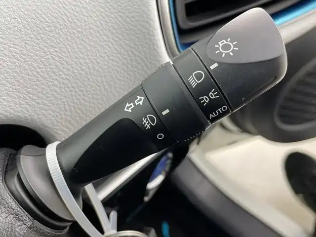 トヨタ プリウス A プレミアム 愛知県 2018(平30)年 7.4万km ホワイトパールクリスタルシャイン 純正９インチナビ(NSZT-Y66T)　/（フルセグTV/Ｂｌｕｅｔｏｏｔｈ/ＣＤ/ＤＶＤ）　/バックカメラ　/デジタルインナーミラー　/トヨタセーフティセンス/・プリクラッシュセーフティ/・レーダークルーズコントロール　/・レーンキープアシスト/・オートマチックハイビーム/・クリアランスソナー/パーキングアシスト/ブラインドスポットモニター/ヘッドアップディスプレイ/ＥＴＣ２．０/ドライブレコーダー　/レザーシート/パワーシート/シートヒーター/LEDヘッドライト/フロントフォグランプ/純正フロアマット/スマートキー/スペアキー有/プッシュスタート/純正15インチアルミホイール/横滑り防止装置/電動格納ミラー