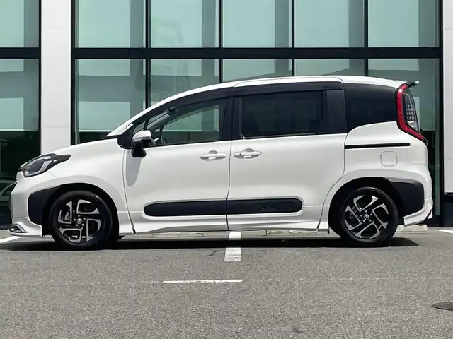 トヨタ シエンタ ハイブリッド Z 和歌山県 2023(令5)年 0.9万km ホワイトパールクリスタルシャイン 純正10.5インチナビ/バックカメラ/フルセグTV/BT/USB/衝突軽減ブレーキ/レーンキープアシスト/ブラインドスポットモニター/レーダークルコン/オートライト/前後コーナーセンサー/モデリスタエアロ/前後ドラレコ/ビルトインETC2.0/両側パワスラ/１００V充電/ステアリングヒーター/ステアリングリモコン