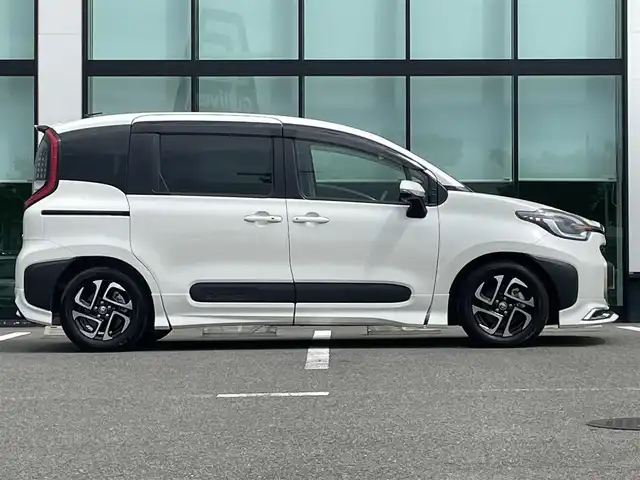 トヨタ シエンタ ハイブリッド Z 和歌山県 2023(令5)年 0.9万km ホワイトパールクリスタルシャイン 純正10.5インチナビ/バックカメラ/フルセグTV/BT/USB/衝突軽減ブレーキ/レーンキープアシスト/ブラインドスポットモニター/レーダークルコン/オートライト/前後コーナーセンサー/モデリスタエアロ/前後ドラレコ/ビルトインETC2.0/両側パワスラ/１００V充電/ステアリングヒーター/ステアリングリモコン