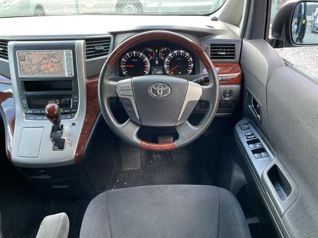 トヨタ ヴェルファイア 2．4Z プラチナセレクションⅡ 神奈川県 2011(平23)年 11.9万km ブラック (株)IDOMが運営する【じしゃロン秦野店】の自社ローン専用車両になります。こちらは現金またはオートローンご利用時の価格です。自社ローンご希望の方は別途その旨お申付け下さい/純正メモリナビ/バックカメラ/フリップダウンモニター/社外ドラレコ/ETC/パワーバックドア/ステアリングリモコン