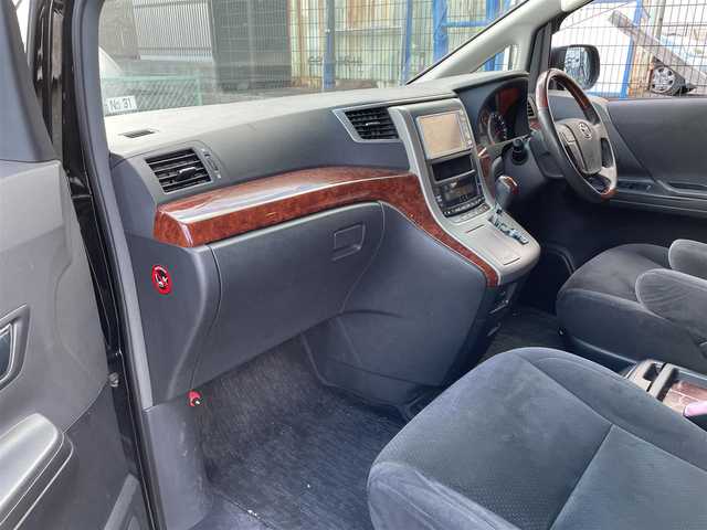 トヨタ ヴェルファイア 2．4Z プラチナセレクションⅡ 神奈川県 2011(平23)年 11.9万km ブラック (株)IDOMが運営する【じしゃロン秦野店】の自社ローン専用車両になります。こちらは現金またはオートローンご利用時の価格です。自社ローンご希望の方は別途その旨お申付け下さい/純正メモリナビ/バックカメラ/フリップダウンモニター/社外ドラレコ/ETC/パワーバックドア/ステアリングリモコン