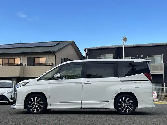 トヨタ ノア ハイブリッド S－Z 宮城県 2022(令4)年 5.4万km ホワイトパールクリスタルシャイン 純正メモリナビ/モデリスタエアロ/デジタルインナーミラー/純正フリップダウンモニター/ユニバーサルステップ/プロジェクションイルミネーション/インテリアイルミネーション/純正フロアマット/ブラインドスポットモニター/ヘッドアップディスプレイ/レーダークルーズコントロール/オートハイビーム/レーンキープアシスト/自動駐車支援システム/アラウンドビューモニター/ブレーキホールド/電動リアゲート/社外ドライブレコーダー前後/ETC2.0/スペアキー×１、エンジンスターター×１/純正AWスタッドレスタイヤ205/55R17