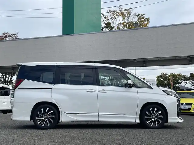 トヨタ ノア ハイブリッド S－Z 宮城県 2022(令4)年 5.4万km ホワイトパールクリスタルシャイン 純正メモリナビ/モデリスタエアロ/デジタルインナーミラー/純正フリップダウンモニター/ユニバーサルステップ/プロジェクションイルミネーション/インテリアイルミネーション/純正フロアマット/ブラインドスポットモニター/ヘッドアップディスプレイ/レーダークルーズコントロール/オートハイビーム/レーンキープアシスト/自動駐車支援システム/アラウンドビューモニター/ブレーキホールド/電動リアゲート/社外ドライブレコーダー前後/ETC2.0/スペアキー×１、エンジンスターター×１/純正AWスタッドレスタイヤ205/55R17