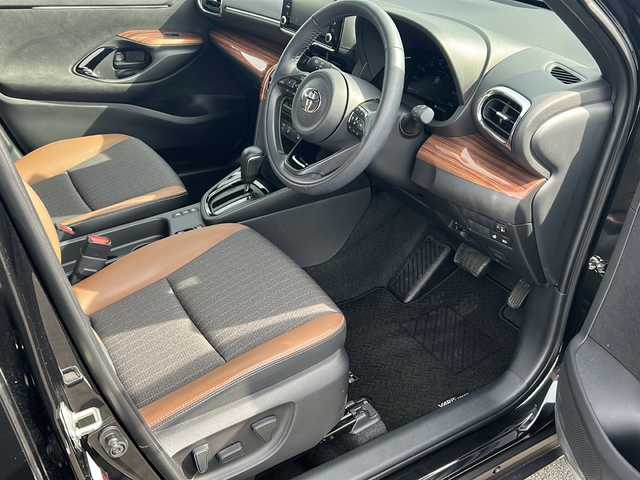 トヨタ ヤリスクロス ハイブリッド Z アドベンチャー 佐賀県 2023(令5)年 1.5万km ブラックマイカ 純正8インチディスプレイオーディオ/バックカメラ/プリクラッシュセーフティ/レーンディパーチャーアラート/オートハイビーム/アダプティブクルーズコントロール/ブラインドスポットモニター/クリアランスソナー/電動パーキングブレーキ/オートブレーキホールド/ハーフレザーシート/シートヒーター/パワーシート/ステアリングヒーター/ステアリングリモコン/ビルトインETC/プッシュスタート/スマートキー/LEDヘッドライト/フォグライト/純正アルミホイール