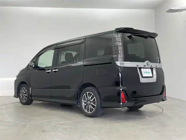 トヨタ ヴォクシー ZS 埼玉県 2014(平26)年 6.9万km ブラック 純正１０インチナビ　フリップダウンモニター　バックカメラ　ビルトインＥＴＣ　前後ドライブレコーダー　セーフティセンス　スマートキー　純正アルミホイール　オートライト　ＨＩＤライト　地デジフルセグ