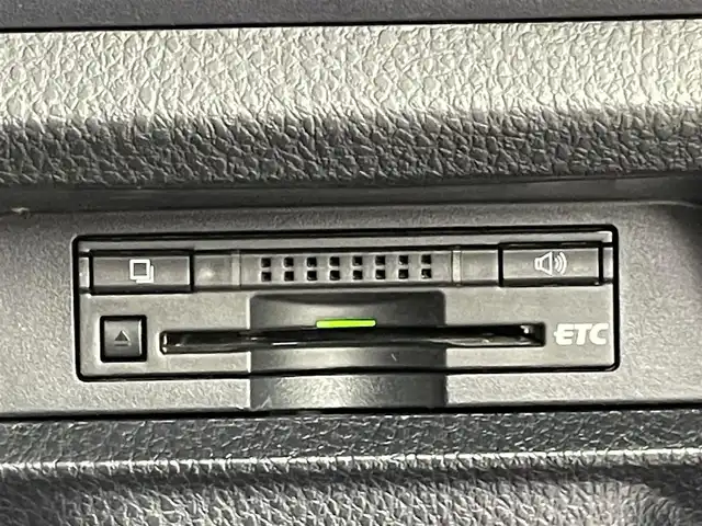 トヨタ ヴォクシー ZS 埼玉県 2014(平26)年 6.9万km ブラック 純正１０インチナビ　フリップダウンモニター　バックカメラ　ビルトインＥＴＣ　前後ドライブレコーダー　セーフティセンス　スマートキー　純正アルミホイール　オートライト　ＨＩＤライト　地デジフルセグ