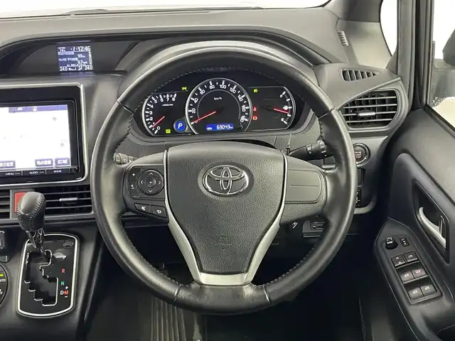 トヨタ ヴォクシー ZS 埼玉県 2014(平26)年 6.9万km ブラック 純正１０インチナビ　フリップダウンモニター　バックカメラ　ビルトインＥＴＣ　前後ドライブレコーダー　セーフティセンス　スマートキー　純正アルミホイール　オートライト　ＨＩＤライト　地デジフルセグ