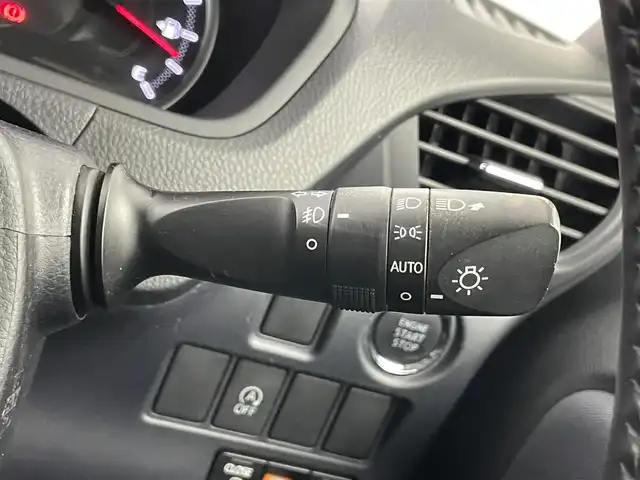 トヨタ ヴォクシー ZS 埼玉県 2014(平26)年 6.9万km ブラック 純正１０インチナビ　フリップダウンモニター　バックカメラ　ビルトインＥＴＣ　前後ドライブレコーダー　セーフティセンス　スマートキー　純正アルミホイール　オートライト　ＨＩＤライト　地デジフルセグ