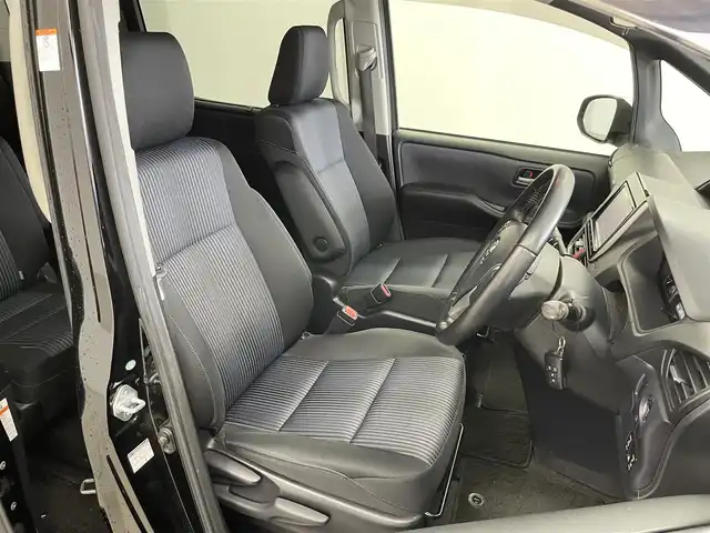 トヨタ ヴォクシー ZS 埼玉県 2014(平26)年 6.9万km ブラック 純正１０インチナビ　フリップダウンモニター　バックカメラ　ビルトインＥＴＣ　前後ドライブレコーダー　セーフティセンス　スマートキー　純正アルミホイール　オートライト　ＨＩＤライト　地デジフルセグ