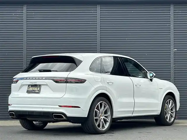ポルシェ カイエン E－ハイブリッド 茨城県 2020(令2)年 5.1万km 白 スポーツクロノＰＫＧ　/ＯＰ２１インチＡＷ　/ナイトビューアシスト　/３６０度カメラ　/衝突軽減Ｂ　/ＡＣＣ　/ＬＫＡ　/ＢＳＭ　/黒革　/シートヒーター　/Ｍ付ＰＷシート　/ＰＷテールゲート　/ＬＥＤ　/ＰＤＬＳ付　/ＰＡＳＭ/禁煙車