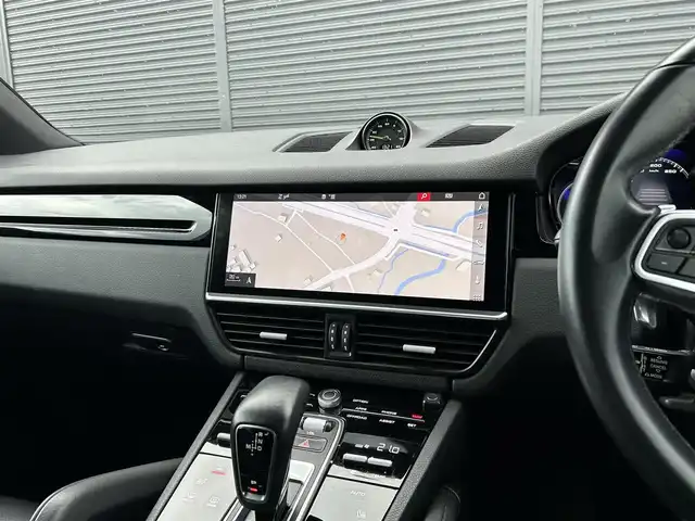 ポルシェ カイエン E－ハイブリッド 茨城県 2020(令2)年 5.1万km 白 スポーツクロノＰＫＧ　/ＯＰ２１インチＡＷ　/ナイトビューアシスト　/３６０度カメラ　/衝突軽減Ｂ　/ＡＣＣ　/ＬＫＡ　/ＢＳＭ　/黒革　/シートヒーター　/Ｍ付ＰＷシート　/ＰＷテールゲート　/ＬＥＤ　/ＰＤＬＳ付　/ＰＡＳＭ/禁煙車