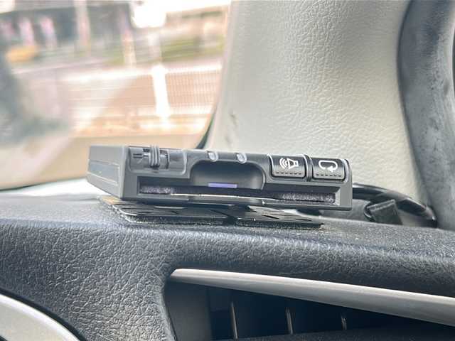 トヨタ シエンタ ハイブリッド G 岡山県 2022(令4)年 6.1万km ブラックマイカ 社外メモリーナビ/CD/DVD/Bluetooth/フルセグTV/バックカメラ/両側パワースライドドア/トヨタセーフティセンス/レーンディパーチャーアラート/プリクラッシュセーフティ/LEDオートヘッドライト/ETC/禁煙車