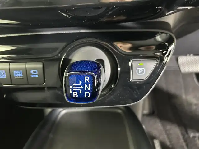 トヨタ プリウス SセーフティプラスⅡ 佐賀県 2022(令4)年 1.4万km プラチナホワイトパールマイカ 純正8インチナビ/フルセグTV/Bluetooth/ビルトインETC2.0/360°ドライブレコーダー/アラウンドビューモニター/レーダークルーズコントロール/ブラインドスポットモニター/車線逸脱防止装置/ロードサインアシスト/衝突被害軽減システム/LEDヘッドライト/オートライト/オートマチックハイビーム/フロアマット/ダブル＋サイドエアバッグ