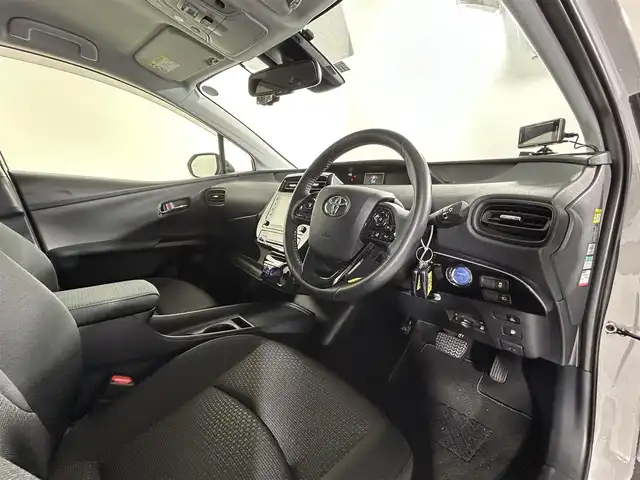 トヨタ プリウス SセーフティプラスⅡ 佐賀県 2022(令4)年 1.4万km プラチナホワイトパールマイカ 純正8インチナビ/フルセグTV/Bluetooth/ビルトインETC2.0/360°ドライブレコーダー/アラウンドビューモニター/レーダークルーズコントロール/ブラインドスポットモニター/車線逸脱防止装置/ロードサインアシスト/衝突被害軽減システム/LEDヘッドライト/オートライト/オートマチックハイビーム/フロアマット/ダブル＋サイドエアバッグ