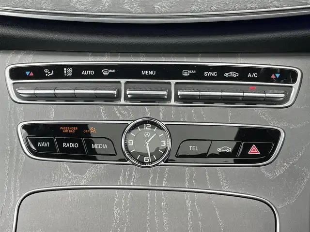 メルセデス・ベンツ ＣＬＳ２２０ｄ スポーツ エクスクルーシブPKG 鹿児島県 2019(平31)年 2万km ダイヤモンドホワイト 禁煙車/サンルーフ/純正HDDナビ(Bluetooth/フルセグ)/全周囲カメラ/USB/純正ETC/前後ドライブレコーダー/クルーズコントロール追従走行有/レザーシート（本革)/パワーシート(運転席/助手席)/シートヒーター(運転席/助手席)/エアシート(運転席/助手席)/ステアリングスイッチ/電動リアゲート/純正フロアマット/ブラインドスポットモニター/コーナーセンサー前後/横滑り防止装置/アイドリングストップ/衝突被害軽減装置/レーンキープアシスト/オートライト/LEDヘッドライト/ダブル/サイドエアバッグ/純正19インチアルミホイール/スマートキー/スペアキー1本/取扱説明書