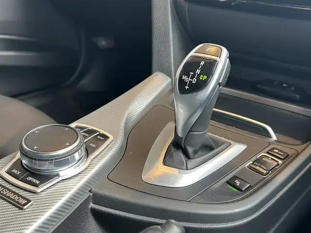 ＢＭＷ ３２０ｄ Mスポーツ エディションシャドー 高知県 2018(平30)年 5.1万km 白 純正HDDナビ/【CD/DVD/BT】/バックカメラ/クルーズコントロール(追従走行有り)/車線逸脱警報/車線逸脱制御/横滑り防止/シートヒーター/パワーシート(メモリ機能有り)/コーナー、バックセンサー/ミラー一体型ETC/前後ドライブレコーダー/パドルシフト/オートワイパー/オートライト/純正LEDライト/スマートキー/プッシュスタート/MTモード付きAT/アイドリングストップ/純正アルミホイール 19インチ/ウインカーミラー/純正フロアマット/スペアキー×1【スマートキー】/整備手帳/取扱説明書