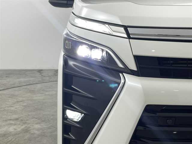 トヨタ ヴォクシー ZS 煌Ⅲ 福島県 2021(令3)年 2.7万km パール トヨタセーフティーセンス　/・PCS/・車線逸脱警報/・オートハイビーム/・クリアランスソナー/アルパインナビゲーション/【AM/FM/DVD/CD/Bluetooth/フルセグTV】　/バックカメラ　/ＥＴＣ　/ハーフレザーシート　/両側パワースライドドア　/クルーズコントロール　/プッシュスタート　/・スマートキー　/ＬＥＤライト　/・オートライト/純正フロアマット/ステアリングスイッチ/・革巻きステアリング/・チルトステアリング　/ドアバイザー