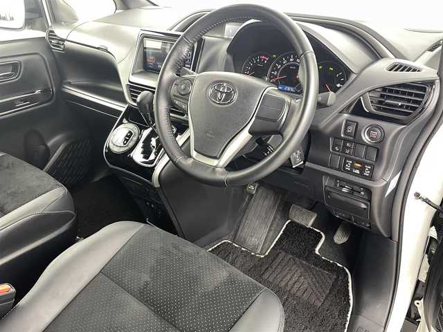 トヨタ ヴォクシー ZS 煌Ⅲ 福島県 2021(令3)年 2.7万km パール トヨタセーフティーセンス　/・PCS/・車線逸脱警報/・オートハイビーム/・クリアランスソナー/アルパインナビゲーション/【AM/FM/DVD/CD/Bluetooth/フルセグTV】　/バックカメラ　/ＥＴＣ　/ハーフレザーシート　/両側パワースライドドア　/クルーズコントロール　/プッシュスタート　/・スマートキー　/ＬＥＤライト　/・オートライト/純正フロアマット/ステアリングスイッチ/・革巻きステアリング/・チルトステアリング　/ドアバイザー