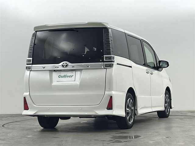 トヨタ ヴォクシー ZS 煌Ⅲ 福島県 2021(令3)年 2.7万km パール トヨタセーフティーセンス　/・PCS/・車線逸脱警報/・オートハイビーム/・クリアランスソナー/アルパインナビゲーション/【AM/FM/DVD/CD/Bluetooth/フルセグTV】　/バックカメラ　/ＥＴＣ　/ハーフレザーシート　/両側パワースライドドア　/クルーズコントロール　/プッシュスタート　/・スマートキー　/ＬＥＤライト　/・オートライト/純正フロアマット/ステアリングスイッチ/・革巻きステアリング/・チルトステアリング　/ドアバイザー