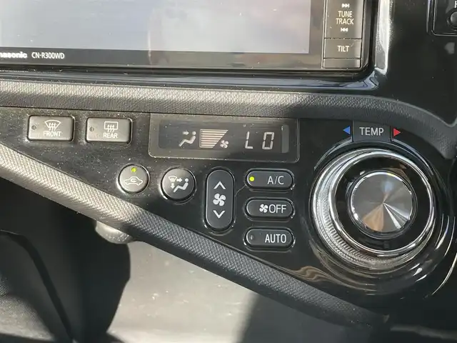 トヨタ アクア G G’s 三重県 2014(平26)年 9.1万km ライムホワイトパールクリスタルシャイン (株)IDOMが運営する【じしゃロン四日市店】の自社ローン専用車両になります。こちらは現金またはオートローンご利用時の価格です。自社ローンご希望の方は別途その旨お申付け下さい/社外メモリーナビ【CD/DVD/Bluetooth】/バックカメラ/フルセグテレビ/ETC/ドライブレコーダー/ウィンカーミラー/プッシュスタート/スマートキー