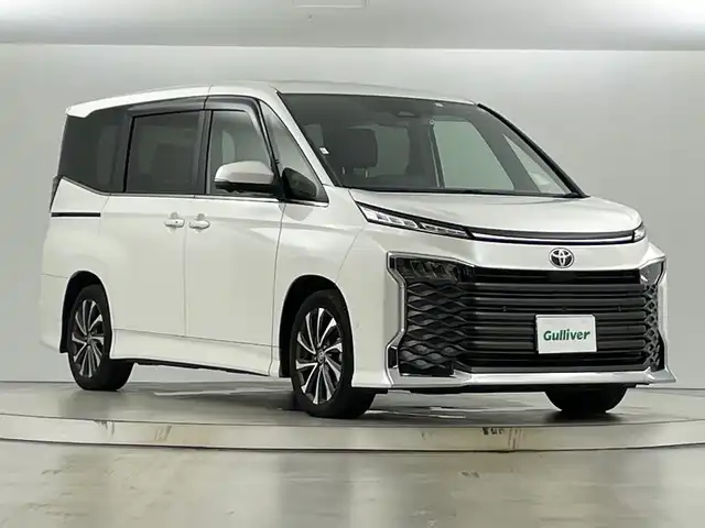 トヨタ ヴォクシー S－Z 愛知県 2023(令5)年 3.9万km ホワイトパールクリスタルシャイン 禁煙車/純正10.5インチナビ/（AppleCare/AndroidAuto/フルセグTV/Bluetooth)/全方位カメラ/トヨタセーフティセンス/・レーダークルーズコントロール/・衝突被害軽減ブレーキ/・レーンキープアシスト/・オートマチックハイビーム/ブラインドスポットモニター/前後ドライブレコーダー/ETC2.0/快適利便パッケージ/・ハンズフリーパワースライドドア/・パワーバックドア/・ナノイーX/・ステアリングヒーター/・シートヒーター/・オットマン/ハーフレザーシート/両側パワースライドドア/パワーバックドア/LEDヘッドライト/フロントフォグランプ/純正アルミホイール/純正フロアマット/スマートキー/スペアキー有/プッシュスタート/電動格納ミラー/横滑り防止装置