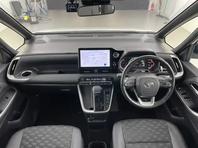 トヨタ ヴォクシー S－Z 愛知県 2023(令5)年 3.9万km ホワイトパールクリスタルシャイン 禁煙車/純正10.5インチナビ/（AppleCare/AndroidAuto/フルセグTV/Bluetooth)/全方位カメラ/トヨタセーフティセンス/・レーダークルーズコントロール/・衝突被害軽減ブレーキ/・レーンキープアシスト/・オートマチックハイビーム/ブラインドスポットモニター/前後ドライブレコーダー/ETC2.0/快適利便パッケージ/・ハンズフリーパワースライドドア/・パワーバックドア/・ナノイーX/・ステアリングヒーター/・シートヒーター/・オットマン/ハーフレザーシート/両側パワースライドドア/パワーバックドア/LEDヘッドライト/フロントフォグランプ/純正アルミホイール/純正フロアマット/スマートキー/スペアキー有/プッシュスタート/電動格納ミラー/横滑り防止装置
