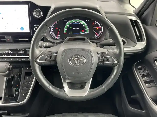 トヨタ ヴォクシー S－Z 愛知県 2023(令5)年 3.9万km ホワイトパールクリスタルシャイン 禁煙車/純正10.5インチナビ/（AppleCare/AndroidAuto/フルセグTV/Bluetooth)/全方位カメラ/トヨタセーフティセンス/・レーダークルーズコントロール/・衝突被害軽減ブレーキ/・レーンキープアシスト/・オートマチックハイビーム/ブラインドスポットモニター/前後ドライブレコーダー/ETC2.0/快適利便パッケージ/・ハンズフリーパワースライドドア/・パワーバックドア/・ナノイーX/・ステアリングヒーター/・シートヒーター/・オットマン/ハーフレザーシート/両側パワースライドドア/パワーバックドア/LEDヘッドライト/フロントフォグランプ/純正アルミホイール/純正フロアマット/スマートキー/スペアキー有/プッシュスタート/電動格納ミラー/横滑り防止装置