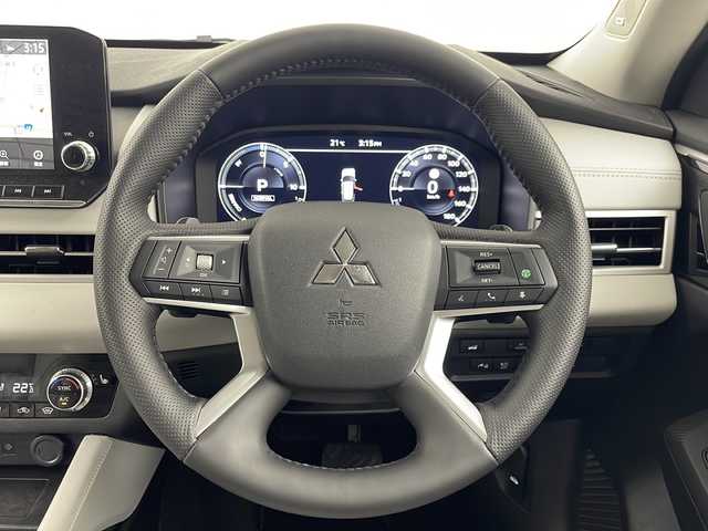三菱 アウトランダー ＰＨＥＶ P 埼玉県 2023(令5)年 1.7万km ホワイトダイヤモンド 純正ディズプレイオーディオナビ/プレミアムサウンドBOSE/ワイヤレス充電器/ヘッドアップディスプレイ/ブラインドスポットモニター/電動リアゲート/レーダークルーズコントロール/サンルーフ/シートヒーター/パワーシート/４WD