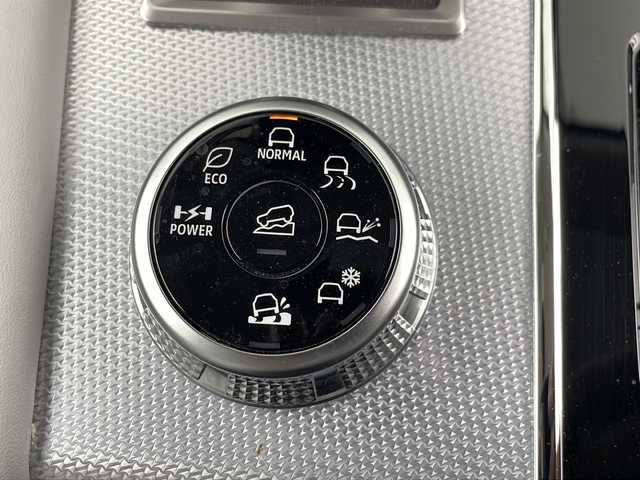 三菱 アウトランダー ＰＨＥＶ P 埼玉県 2023(令5)年 1.7万km ホワイトダイヤモンド 純正ディズプレイオーディオナビ/プレミアムサウンドBOSE/ワイヤレス充電器/ヘッドアップディスプレイ/ブラインドスポットモニター/電動リアゲート/レーダークルーズコントロール/サンルーフ/シートヒーター/パワーシート/４WD