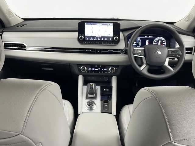 三菱 アウトランダー ＰＨＥＶ P 埼玉県 2023(令5)年 1.7万km ホワイトダイヤモンド 純正ディズプレイオーディオナビ/プレミアムサウンドBOSE/ワイヤレス充電器/ヘッドアップディスプレイ/ブラインドスポットモニター/電動リアゲート/レーダークルーズコントロール/サンルーフ/シートヒーター/パワーシート/４WD