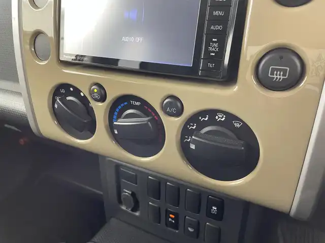 トヨタ ＦＪクルーザー 群馬県 2014(平26)年 8.6万km ベージュ/ホワイト ナビ　フルセグ　Ｂｌｕｅｔｏｏｔｈ　バックカメラ　前後ドライブレコーダー　ＥＴＣ　純正フロアマット　フロントフォグランプ　ＬＥＤヘッドライト　純正アルミホイール１７インチ　コーナーセンサー　禁煙車