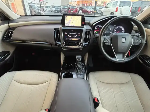トヨタ クラウン ハイブリッド S Cパッケージ 宮城県 2018(平30)年 1.9万km プレシャスシルバー 登録時走行距離18140km/純正8インチナビ/フルセグTV/バックカメラ/ビルトインETC2.0/ドライブレコーダー/レーダークルーズコントロール/コーナーセンサー/トヨタセーフティセンス/ブラインドスポットモニター/LEDヘッドランプ/オートライト/ヘッドアップディスプレイ/革巻きステアリングホイール/ファブリックシート/シートヒーター/パワーシート/社外20インチアルミホイール/スマートエントリー/スタートシステム/スペアキー/禁煙車