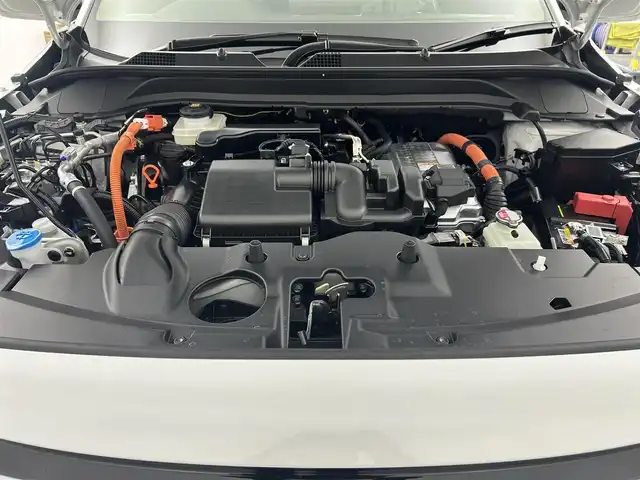 ホンダ ヴェゼル ハイブリッド e:HEV Z 千葉県 2025(令7)年 0.1千km プラチナホワイトパール 登録済未使用車/ホンダセンシング/・路外逸脱抑制機能/・標識認識機能/・車線維持支援システム/・ブラインドスポットインフォメーション/・誤発進抑制機能/・急アクセル抑制機能/・パーキングセンサーシステム/・レーダークルーズコントロール/パワーバックドア/純正９インチディスプレイオーディオ/・USB/Bluetooth/Apple CarPlay/Android Auto/フルセグTV/・バックカメラ/・ビルトインETC２.０/・置くだけ充電/革巻きステアリング/・ステアリングスイッチ/・ステアリングヒーター/・パドルシフト/ハーフレザーシート/・DNシートヒーター/左右独立エアコン/電子パーキング/・ブレーキホールド/純正１８インチAW/オートライト/・LEDヘッドライト/・LEDフォグランプ