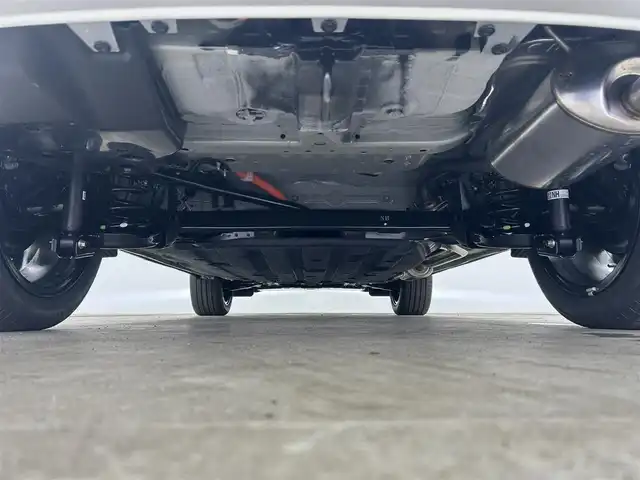 ホンダ ヴェゼル ハイブリッド e:HEV Z 千葉県 2025(令7)年 0.1千km プラチナホワイトパール 登録済未使用車/ホンダセンシング/・路外逸脱抑制機能/・標識認識機能/・車線維持支援システム/・ブラインドスポットインフォメーション/・誤発進抑制機能/・急アクセル抑制機能/・パーキングセンサーシステム/・レーダークルーズコントロール/パワーバックドア/純正９インチディスプレイオーディオ/・USB/Bluetooth/Apple CarPlay/Android Auto/フルセグTV/・バックカメラ/・ビルトインETC２.０/・置くだけ充電/革巻きステアリング/・ステアリングスイッチ/・ステアリングヒーター/・パドルシフト/ハーフレザーシート/・DNシートヒーター/左右独立エアコン/電子パーキング/・ブレーキホールド/純正１８インチAW/オートライト/・LEDヘッドライト/・LEDフォグランプ