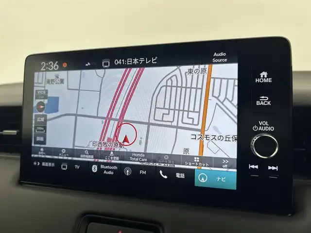 ホンダ ヴェゼル ハイブリッド e:HEV Z 千葉県 2025(令7)年 0.1千km プラチナホワイトパール 登録済未使用車/ホンダセンシング/・路外逸脱抑制機能/・標識認識機能/・車線維持支援システム/・ブラインドスポットインフォメーション/・誤発進抑制機能/・急アクセル抑制機能/・パーキングセンサーシステム/・レーダークルーズコントロール/パワーバックドア/純正９インチディスプレイオーディオ/・USB/Bluetooth/Apple CarPlay/Android Auto/フルセグTV/・バックカメラ/・ビルトインETC２.０/・置くだけ充電/革巻きステアリング/・ステアリングスイッチ/・ステアリングヒーター/・パドルシフト/ハーフレザーシート/・DNシートヒーター/左右独立エアコン/電子パーキング/・ブレーキホールド/純正１８インチAW/オートライト/・LEDヘッドライト/・LEDフォグランプ