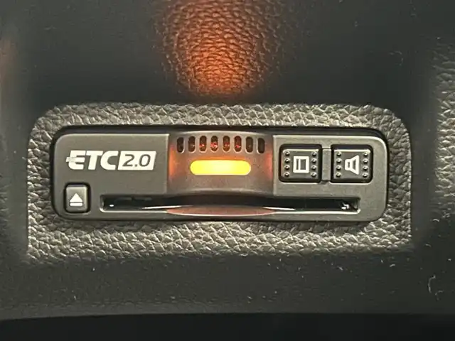 ホンダ ヴェゼル ハイブリッド e:HEV Z 千葉県 2025(令7)年 0.1千km プラチナホワイトパール 登録済未使用車/ホンダセンシング/・路外逸脱抑制機能/・標識認識機能/・車線維持支援システム/・ブラインドスポットインフォメーション/・誤発進抑制機能/・急アクセル抑制機能/・パーキングセンサーシステム/・レーダークルーズコントロール/パワーバックドア/純正９インチディスプレイオーディオ/・USB/Bluetooth/Apple CarPlay/Android Auto/フルセグTV/・バックカメラ/・ビルトインETC２.０/・置くだけ充電/革巻きステアリング/・ステアリングスイッチ/・ステアリングヒーター/・パドルシフト/ハーフレザーシート/・DNシートヒーター/左右独立エアコン/電子パーキング/・ブレーキホールド/純正１８インチAW/オートライト/・LEDヘッドライト/・LEDフォグランプ