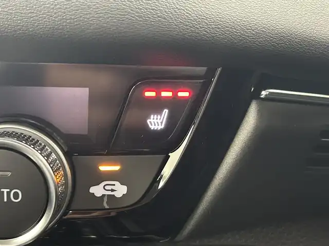 ホンダ ヴェゼル ハイブリッド e:HEV Z 千葉県 2025(令7)年 0.1千km プラチナホワイトパール 登録済未使用車/ホンダセンシング/・路外逸脱抑制機能/・標識認識機能/・車線維持支援システム/・ブラインドスポットインフォメーション/・誤発進抑制機能/・急アクセル抑制機能/・パーキングセンサーシステム/・レーダークルーズコントロール/パワーバックドア/純正９インチディスプレイオーディオ/・USB/Bluetooth/Apple CarPlay/Android Auto/フルセグTV/・バックカメラ/・ビルトインETC２.０/・置くだけ充電/革巻きステアリング/・ステアリングスイッチ/・ステアリングヒーター/・パドルシフト/ハーフレザーシート/・DNシートヒーター/左右独立エアコン/電子パーキング/・ブレーキホールド/純正１８インチAW/オートライト/・LEDヘッドライト/・LEDフォグランプ