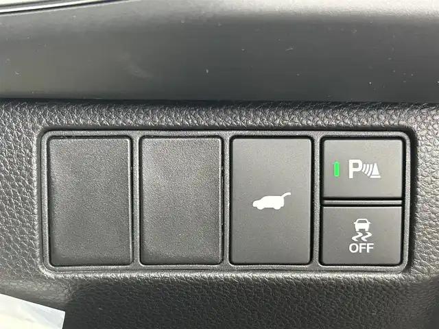 ホンダ ヴェゼル ハイブリッド e:HEV Z 千葉県 2025(令7)年 0.1千km プラチナホワイトパール 登録済未使用車/ホンダセンシング/・路外逸脱抑制機能/・標識認識機能/・車線維持支援システム/・ブラインドスポットインフォメーション/・誤発進抑制機能/・急アクセル抑制機能/・パーキングセンサーシステム/・レーダークルーズコントロール/パワーバックドア/純正９インチディスプレイオーディオ/・USB/Bluetooth/Apple CarPlay/Android Auto/フルセグTV/・バックカメラ/・ビルトインETC２.０/・置くだけ充電/革巻きステアリング/・ステアリングスイッチ/・ステアリングヒーター/・パドルシフト/ハーフレザーシート/・DNシートヒーター/左右独立エアコン/電子パーキング/・ブレーキホールド/純正１８インチAW/オートライト/・LEDヘッドライト/・LEDフォグランプ