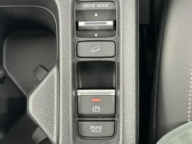 ホンダ ヴェゼル ハイブリッド e:HEV Z 千葉県 2025(令7)年 0.1千km プラチナホワイトパール 登録済未使用車/ホンダセンシング/・路外逸脱抑制機能/・標識認識機能/・車線維持支援システム/・ブラインドスポットインフォメーション/・誤発進抑制機能/・急アクセル抑制機能/・パーキングセンサーシステム/・レーダークルーズコントロール/パワーバックドア/純正９インチディスプレイオーディオ/・USB/Bluetooth/Apple CarPlay/Android Auto/フルセグTV/・バックカメラ/・ビルトインETC２.０/・置くだけ充電/革巻きステアリング/・ステアリングスイッチ/・ステアリングヒーター/・パドルシフト/ハーフレザーシート/・DNシートヒーター/左右独立エアコン/電子パーキング/・ブレーキホールド/純正１８インチAW/オートライト/・LEDヘッドライト/・LEDフォグランプ