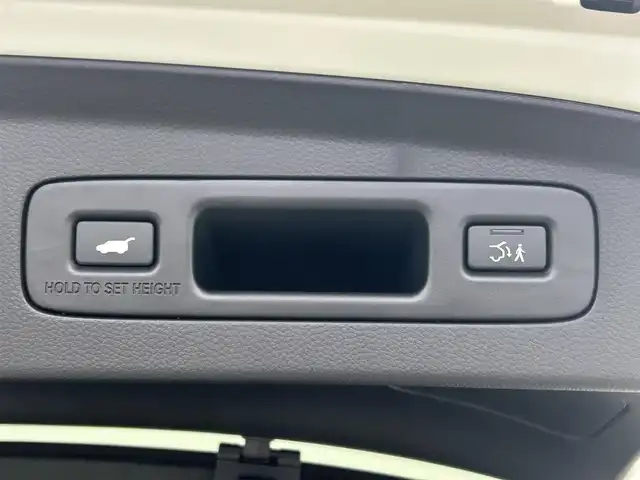 ホンダ ヴェゼル ハイブリッド e:HEV Z 千葉県 2025(令7)年 0.1千km プラチナホワイトパール 登録済未使用車/ホンダセンシング/・路外逸脱抑制機能/・標識認識機能/・車線維持支援システム/・ブラインドスポットインフォメーション/・誤発進抑制機能/・急アクセル抑制機能/・パーキングセンサーシステム/・レーダークルーズコントロール/パワーバックドア/純正９インチディスプレイオーディオ/・USB/Bluetooth/Apple CarPlay/Android Auto/フルセグTV/・バックカメラ/・ビルトインETC２.０/・置くだけ充電/革巻きステアリング/・ステアリングスイッチ/・ステアリングヒーター/・パドルシフト/ハーフレザーシート/・DNシートヒーター/左右独立エアコン/電子パーキング/・ブレーキホールド/純正１８インチAW/オートライト/・LEDヘッドライト/・LEDフォグランプ