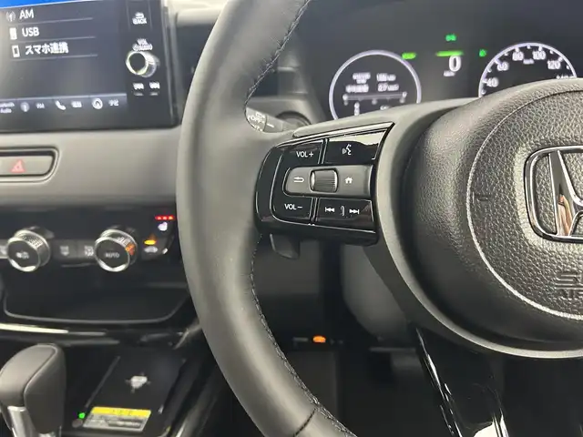 ホンダ ヴェゼル ハイブリッド e:HEV Z 千葉県 2025(令7)年 0.1千km プラチナホワイトパール 登録済未使用車/ホンダセンシング/・路外逸脱抑制機能/・標識認識機能/・車線維持支援システム/・ブラインドスポットインフォメーション/・誤発進抑制機能/・急アクセル抑制機能/・パーキングセンサーシステム/・レーダークルーズコントロール/パワーバックドア/純正９インチディスプレイオーディオ/・USB/Bluetooth/Apple CarPlay/Android Auto/フルセグTV/・バックカメラ/・ビルトインETC２.０/・置くだけ充電/革巻きステアリング/・ステアリングスイッチ/・ステアリングヒーター/・パドルシフト/ハーフレザーシート/・DNシートヒーター/左右独立エアコン/電子パーキング/・ブレーキホールド/純正１８インチAW/オートライト/・LEDヘッドライト/・LEDフォグランプ