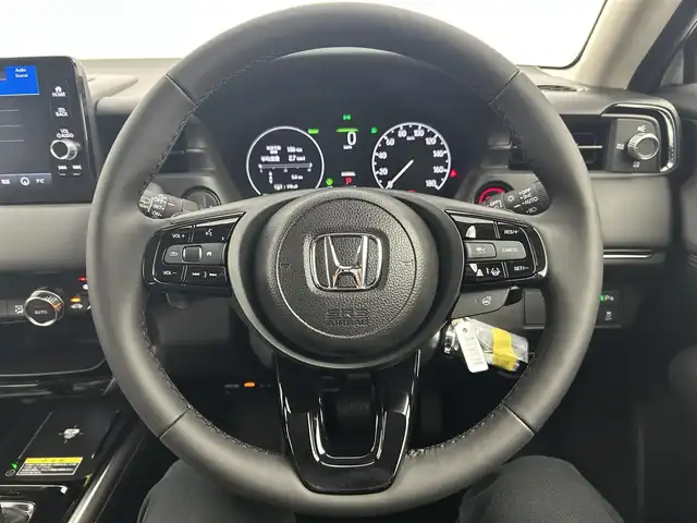ホンダ ヴェゼル ハイブリッド e:HEV Z 千葉県 2025(令7)年 0.1千km プラチナホワイトパール 登録済未使用車/ホンダセンシング/・路外逸脱抑制機能/・標識認識機能/・車線維持支援システム/・ブラインドスポットインフォメーション/・誤発進抑制機能/・急アクセル抑制機能/・パーキングセンサーシステム/・レーダークルーズコントロール/パワーバックドア/純正９インチディスプレイオーディオ/・USB/Bluetooth/Apple CarPlay/Android Auto/フルセグTV/・バックカメラ/・ビルトインETC２.０/・置くだけ充電/革巻きステアリング/・ステアリングスイッチ/・ステアリングヒーター/・パドルシフト/ハーフレザーシート/・DNシートヒーター/左右独立エアコン/電子パーキング/・ブレーキホールド/純正１８インチAW/オートライト/・LEDヘッドライト/・LEDフォグランプ