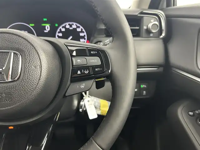 ホンダ ヴェゼル ハイブリッド e:HEV Z 千葉県 2025(令7)年 0.1千km プラチナホワイトパール 登録済未使用車/ホンダセンシング/・路外逸脱抑制機能/・標識認識機能/・車線維持支援システム/・ブラインドスポットインフォメーション/・誤発進抑制機能/・急アクセル抑制機能/・パーキングセンサーシステム/・レーダークルーズコントロール/パワーバックドア/純正９インチディスプレイオーディオ/・USB/Bluetooth/Apple CarPlay/Android Auto/フルセグTV/・バックカメラ/・ビルトインETC２.０/・置くだけ充電/革巻きステアリング/・ステアリングスイッチ/・ステアリングヒーター/・パドルシフト/ハーフレザーシート/・DNシートヒーター/左右独立エアコン/電子パーキング/・ブレーキホールド/純正１８インチAW/オートライト/・LEDヘッドライト/・LEDフォグランプ