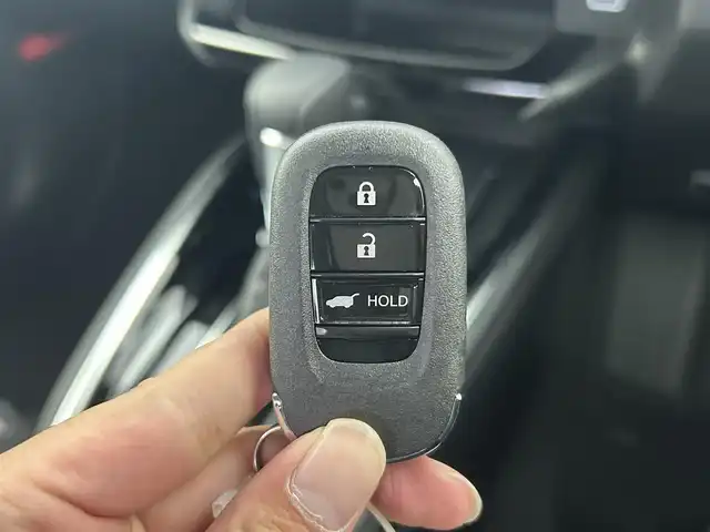 ホンダ ヴェゼル ハイブリッド e:HEV Z 千葉県 2025(令7)年 0.1千km プラチナホワイトパール 登録済未使用車/ホンダセンシング/・路外逸脱抑制機能/・標識認識機能/・車線維持支援システム/・ブラインドスポットインフォメーション/・誤発進抑制機能/・急アクセル抑制機能/・パーキングセンサーシステム/・レーダークルーズコントロール/パワーバックドア/純正９インチディスプレイオーディオ/・USB/Bluetooth/Apple CarPlay/Android Auto/フルセグTV/・バックカメラ/・ビルトインETC２.０/・置くだけ充電/革巻きステアリング/・ステアリングスイッチ/・ステアリングヒーター/・パドルシフト/ハーフレザーシート/・DNシートヒーター/左右独立エアコン/電子パーキング/・ブレーキホールド/純正１８インチAW/オートライト/・LEDヘッドライト/・LEDフォグランプ