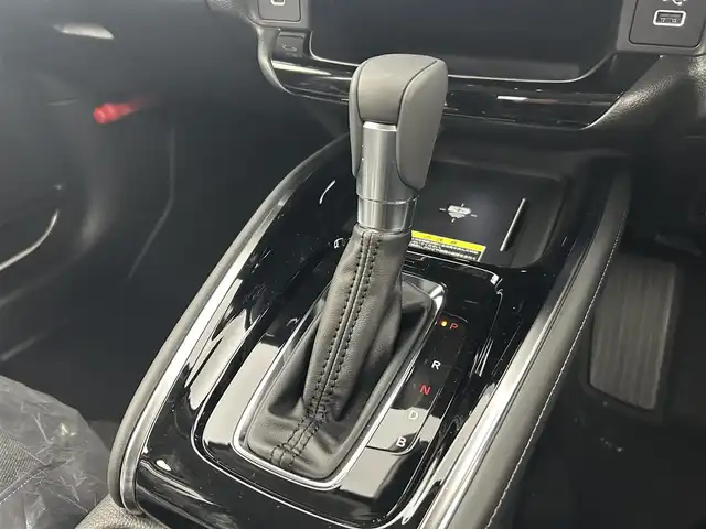 ホンダ ヴェゼル ハイブリッド e:HEV Z 千葉県 2025(令7)年 0.1千km プラチナホワイトパール 登録済未使用車/ホンダセンシング/・路外逸脱抑制機能/・標識認識機能/・車線維持支援システム/・ブラインドスポットインフォメーション/・誤発進抑制機能/・急アクセル抑制機能/・パーキングセンサーシステム/・レーダークルーズコントロール/パワーバックドア/純正９インチディスプレイオーディオ/・USB/Bluetooth/Apple CarPlay/Android Auto/フルセグTV/・バックカメラ/・ビルトインETC２.０/・置くだけ充電/革巻きステアリング/・ステアリングスイッチ/・ステアリングヒーター/・パドルシフト/ハーフレザーシート/・DNシートヒーター/左右独立エアコン/電子パーキング/・ブレーキホールド/純正１８インチAW/オートライト/・LEDヘッドライト/・LEDフォグランプ